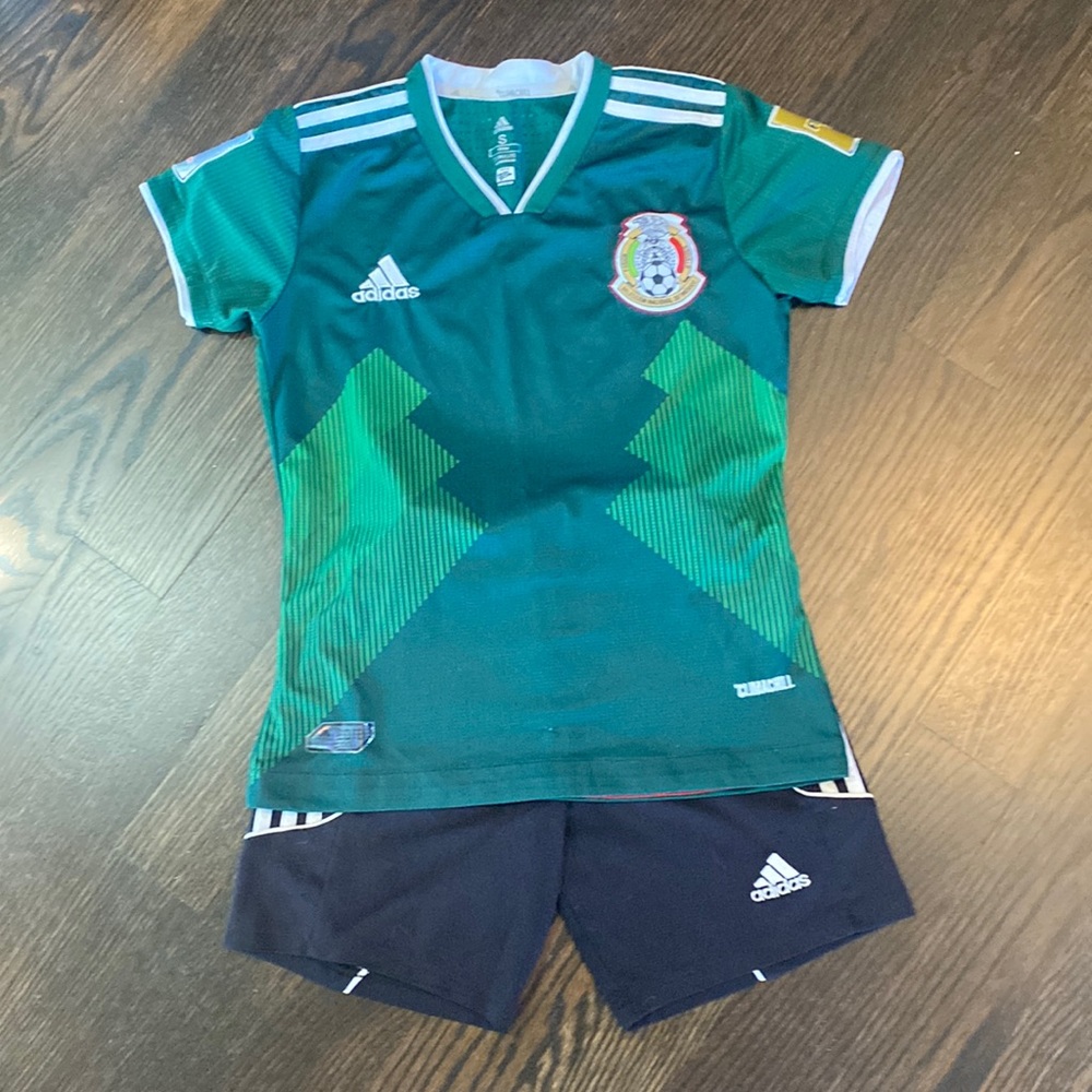 Adidas boys set, EUC! Size small. Mexico soccer Jersey, purchase in Mexico.